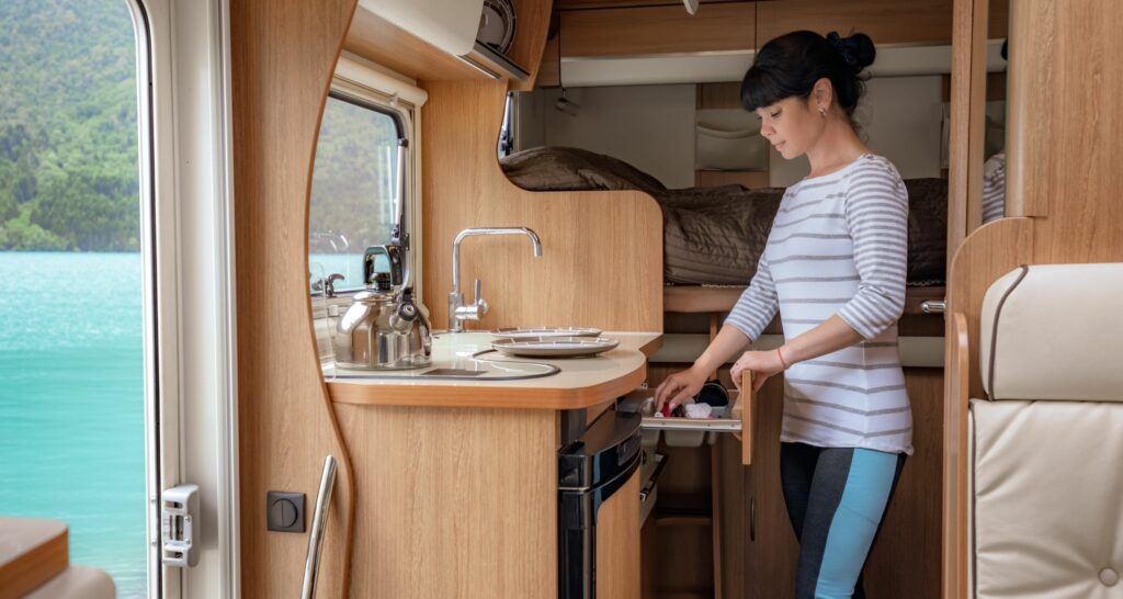 interior de una caravana