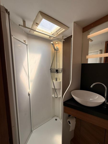 En venta Adria CORAL XL 670 DK Blanco 2021 Asturias foto 3