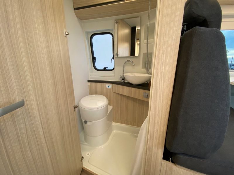En venta Adria Twin Axess 600 SP family ocasión Blanco 2022 Barcelona foto 5