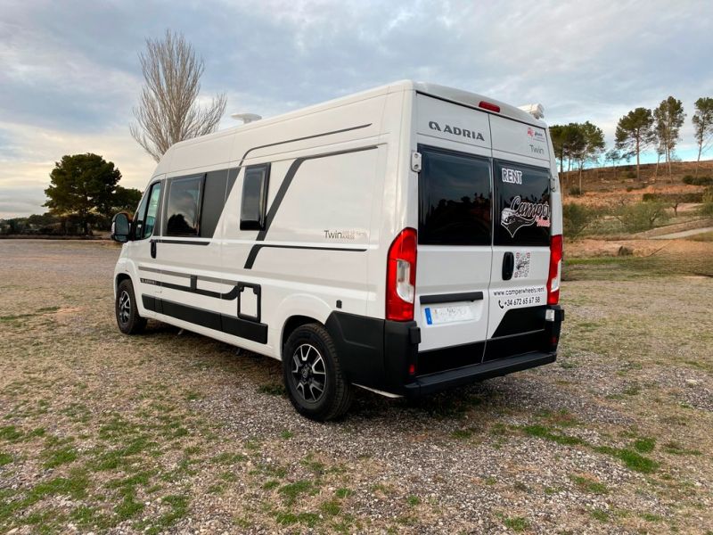 En venta Adria Twin Axess 600 SP family ocasión Blanco 2022 Barcelona foto 2