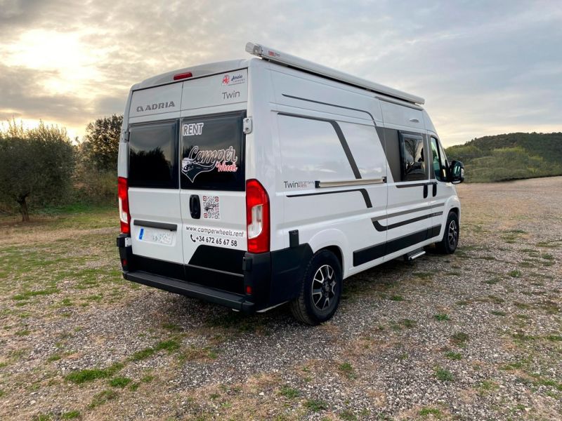 En venta Adria Twin Axess 600 SP family ocasión Blanco 2022 Barcelona foto 3