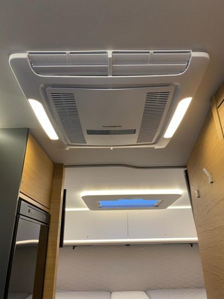 En venta Adria Adria Sonic Plus 600SL Ocasión Blanco 2023 Barcelona foto 5