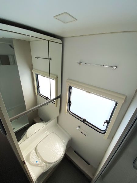 En venta Adria Adora 573 PT (Nueva outlet) Blanco 2023 Barcelona foto 5