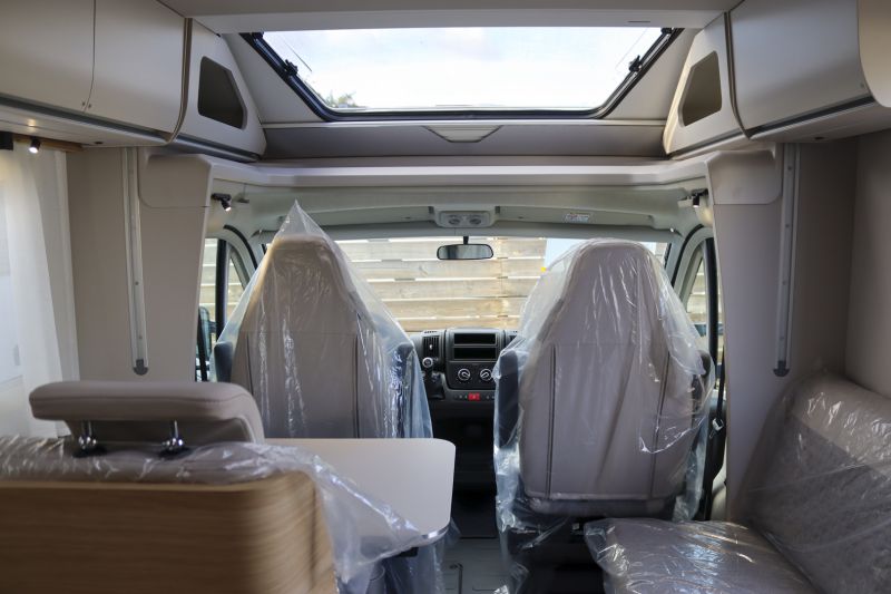 En venta Adria Matrix Axess 670 SC Blanco 2025 Barcelona foto 4
