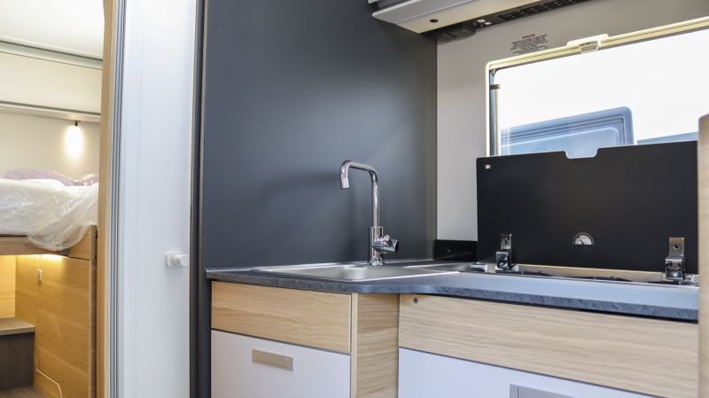 En venta Adria Matrix Axess 670 SC Blanco 2025 Barcelona foto 8