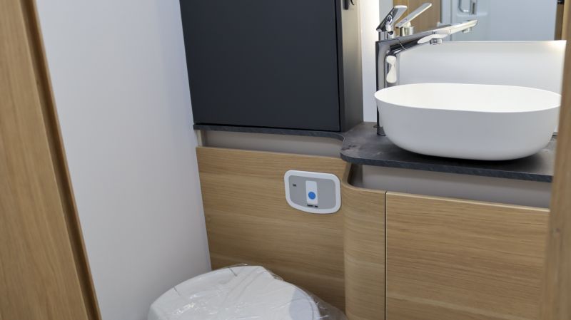 En venta Adria Matrix Axess 670 SC Blanco 2025 Barcelona foto 15