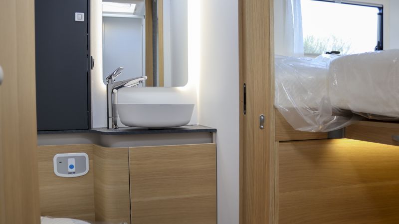 En venta Adria Matrix Axess 670 SC Blanco 2025 Barcelona foto 17