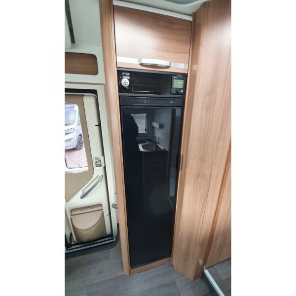 En venta Adria Matrix Axess 670 SC Blanco 2021 Barcelona foto 4