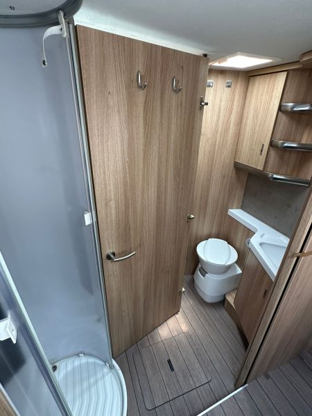 En venta Knaus SKY1- 7,40 Metros larga Blanco 2019 Málaga foto 5