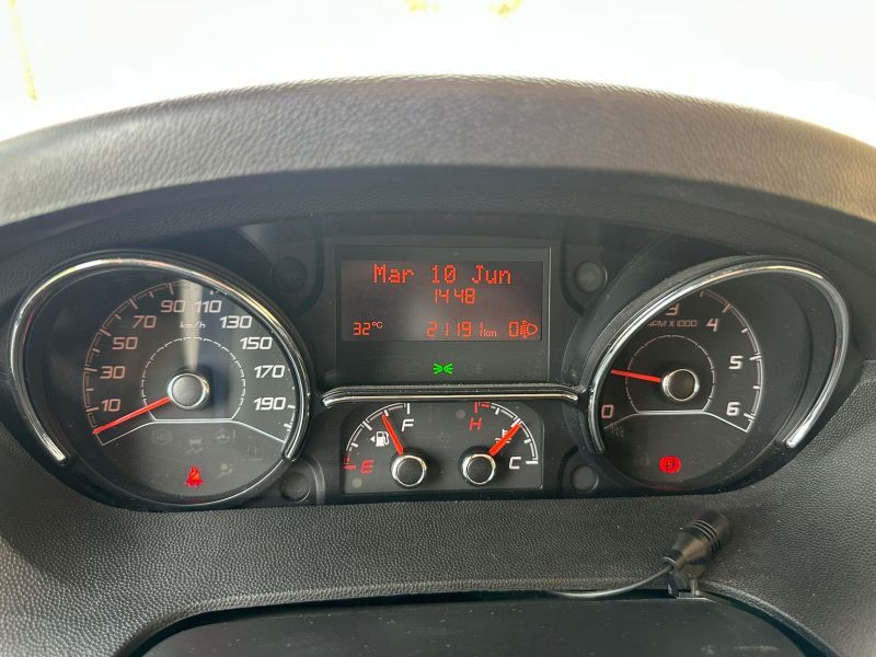 En venta Knaus SKY1- 7,40 Metros larga Blanco 2019 Málaga foto 10