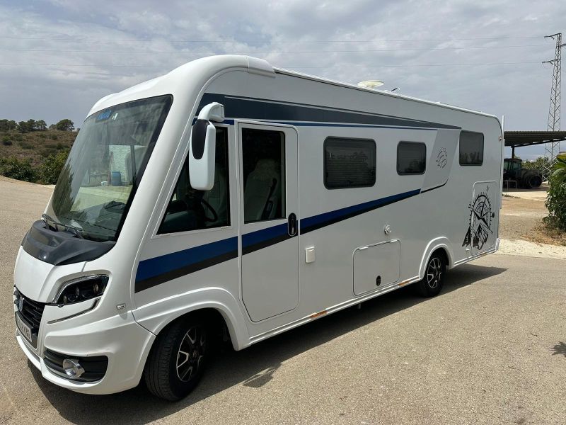 En venta Knaus SKY1- 7,40 Metros larga Blanco 2019 Málaga foto 13