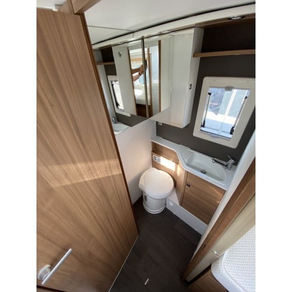 En venta Adria Matrix Axess 670 SL Blanco 2021 Barcelona foto 5