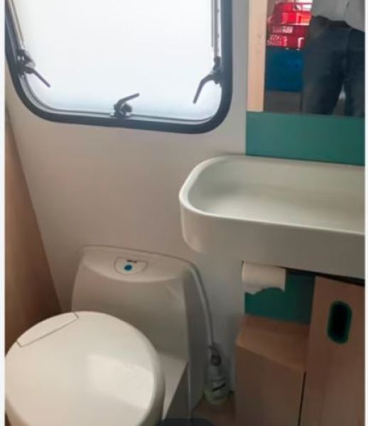 En venta Adria  AVIVA 495LM Blanco 2019 Alicante foto 3