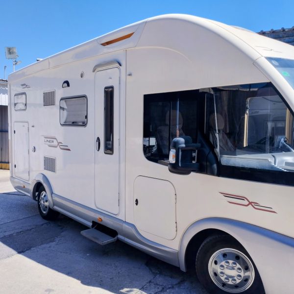 En venta Eura Mobil Nobel art liner 2 Blanco 2009 Málaga foto 2