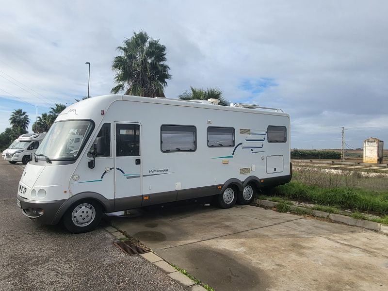 En venta Hymer / Eriba / Hymercar HYMER  694 Blanco 2001 Sevilla foto 3