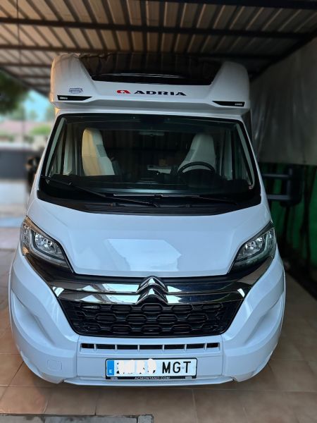 En venta Adria Adria Matrix AXESS 650 DC Blanco 2023 Sevilla foto 2