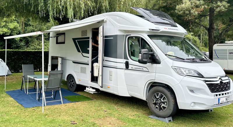 En venta Adria Adria Matrix AXESS 650 DC Blanco 2023 Sevilla foto 5