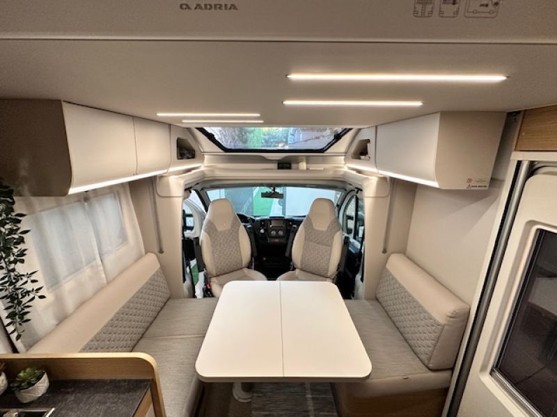 En venta Adria Adria Matrix AXESS 650 DC Blanco 2023 Sevilla foto 9
