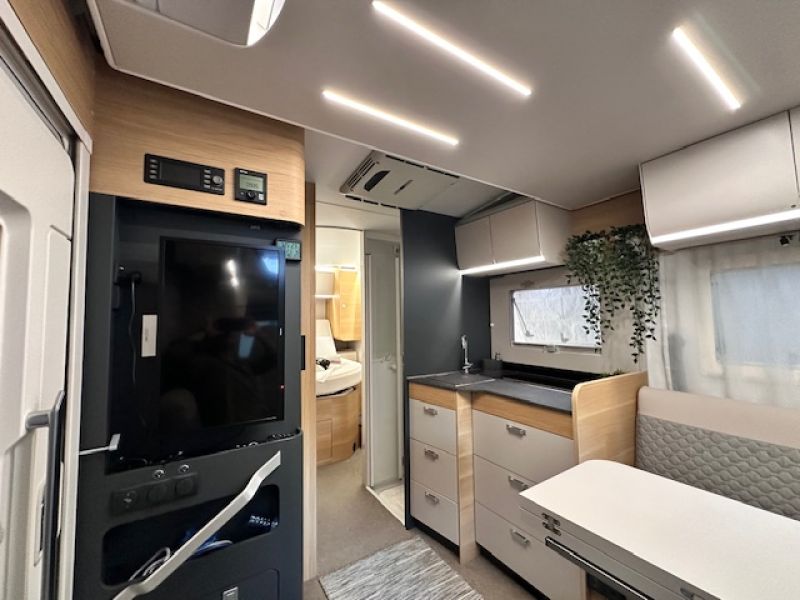 En venta Adria Adria Matrix AXESS 650 DC Blanco 2023 Sevilla foto 10