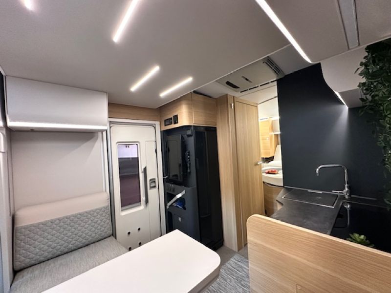 En venta Adria Adria Matrix AXESS 650 DC Blanco 2023 Sevilla foto 11