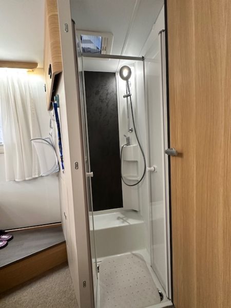 En venta Adria Adria Matrix AXESS 650 DC Blanco 2023 Sevilla foto 12