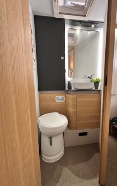 En venta Adria Adria Matrix AXESS 650 DC Blanco 2023 Sevilla foto 16