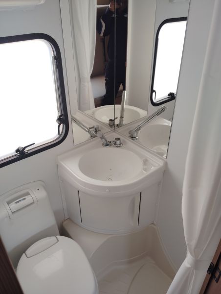 En venta Adria Aviva 495XL Blanco 2016 Sevilla foto 2
