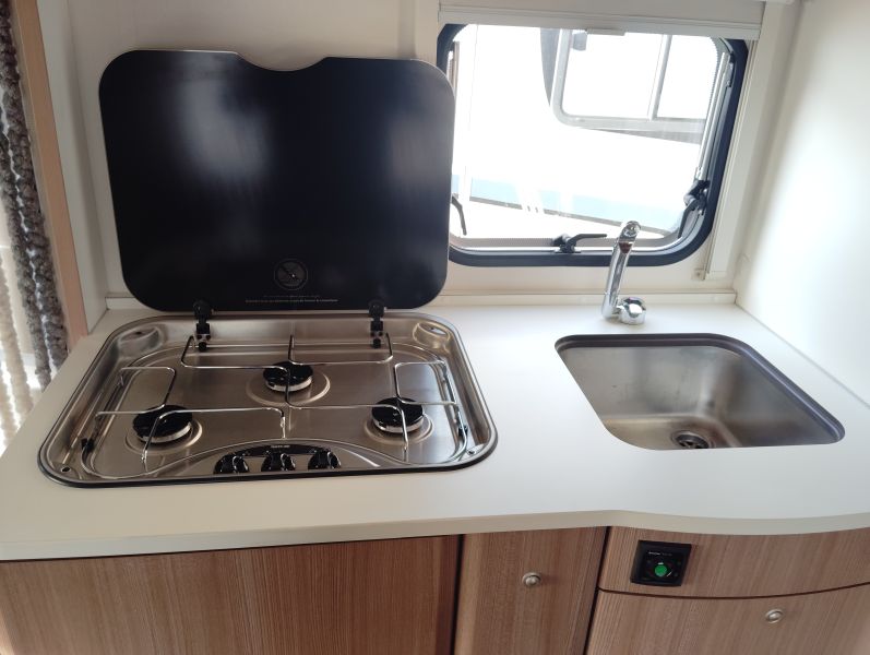 En venta Adria Aviva 495XL Blanco 2016 Sevilla foto 6