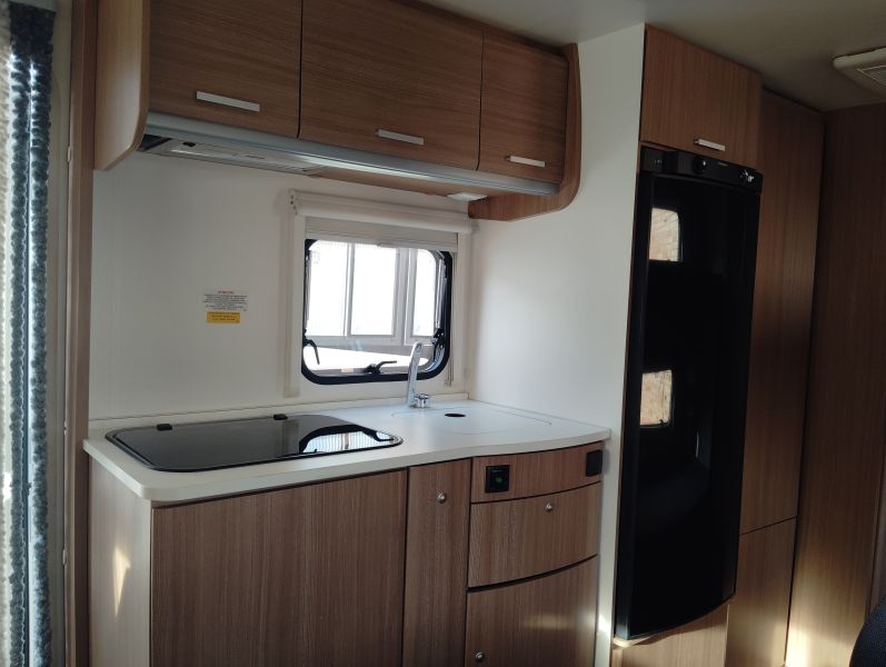 En venta Adria Aviva 495XL Blanco 2016 Sevilla foto 8
