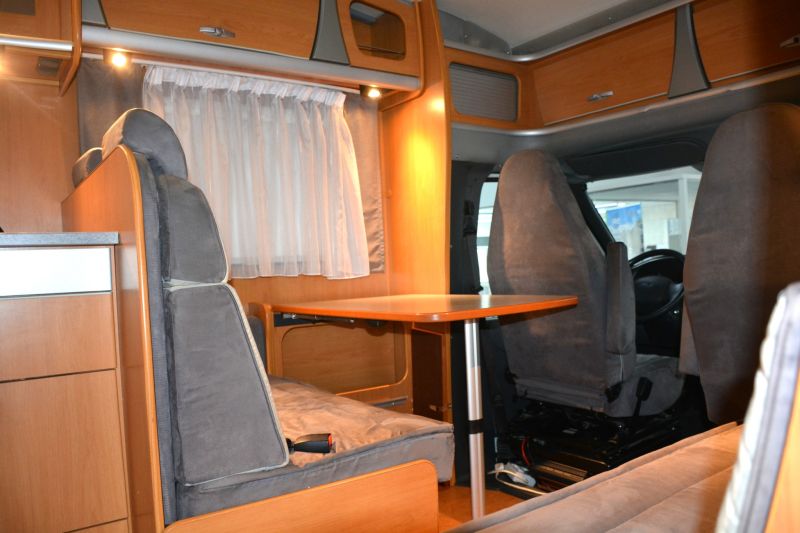 En venta Dethleffs FORTERO H6975 Blanco 2006 Madrid foto 4