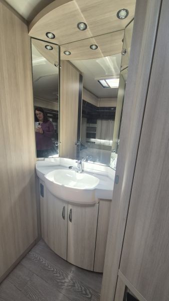 En venta Hobby 560KMFe Luxe Edition  Blanco 2019 Barcelona foto 7