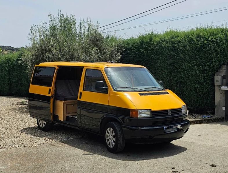 En venta Volkswagen Kombi Amarillo 1997 Cáceres foto 8
