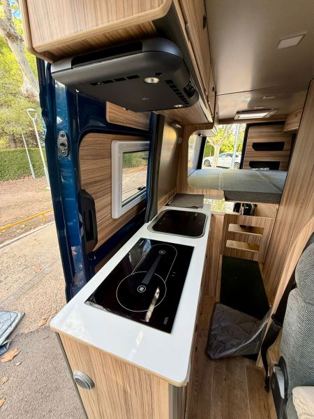 En venta Volkswagen VOLSWAGEN CRAGTER CAMPER L4H3 177CV 4X4 Azul 2018 Murcia foto 7