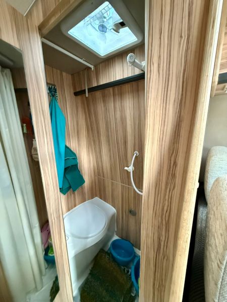 En venta Volkswagen VOLSWAGEN CRAGTER CAMPER L4H3 177CV 4X4 Azul 2018 Murcia foto 8