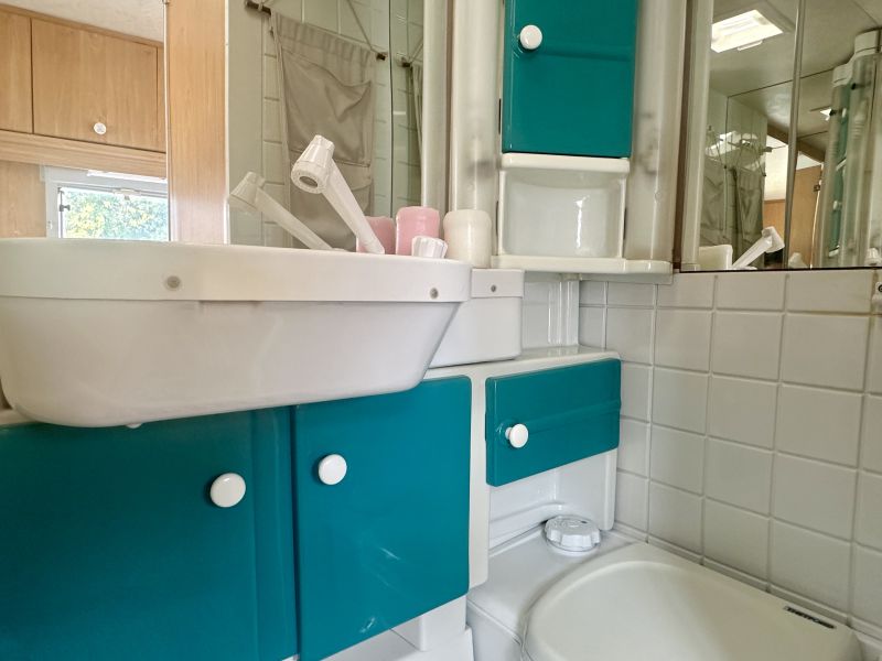 En venta Dethleffs CAMPER 460 T  Blanco 1998 Madrid foto 11