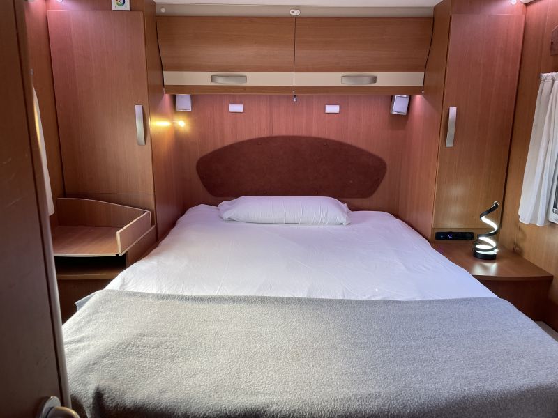 En venta Pilote Adventure G740 Integral Cama Isla Blanco 2012 Ourense foto 4