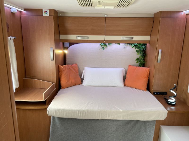 En venta Pilote Adventure G740 Integral Cama Isla Blanco 2012 Ourense foto 6