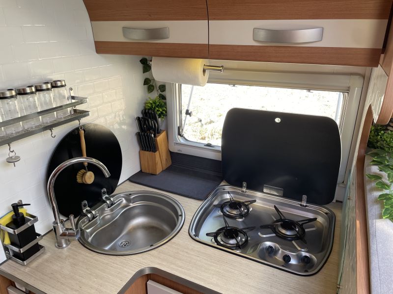 En venta Pilote Adventure G740 Integral Cama Isla Blanco 2012 Ourense foto 9