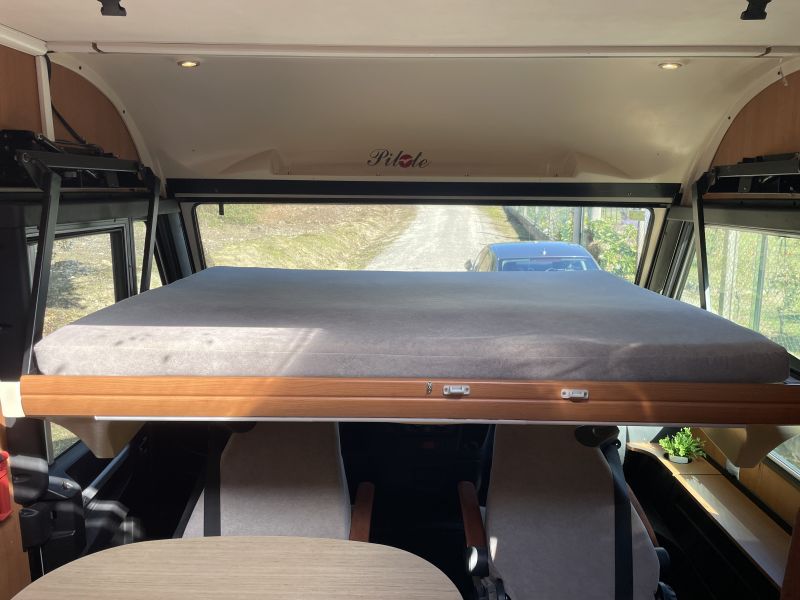 En venta Pilote Adventure G740 Integral Cama Isla Blanco 2012 Ourense foto 13