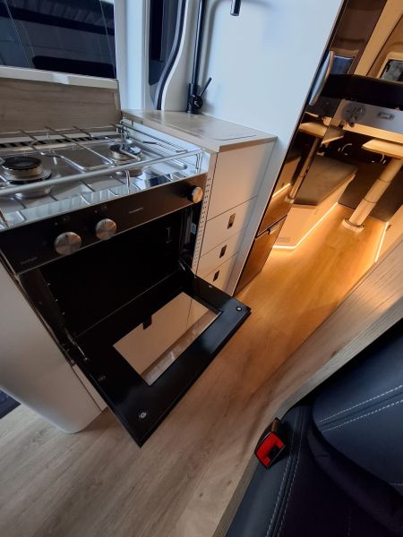 En venta Volkswagen Crafter Camperizada Blanco 2024 A Coruña foto 4