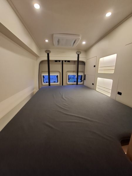 En venta Volkswagen Crafter Camperizada Blanco 2024 A Coruña foto 5