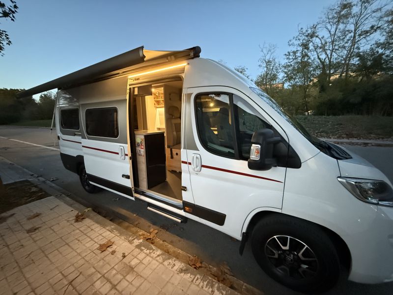 En venta Dethleffs Globetrail 640 DB 90 aniversario  Blanco 2022 Barcelona foto 4