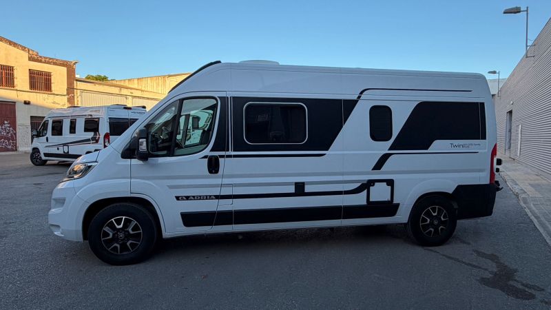En venta Adria TWIN 600 SPB FAMILY PLUS Blanco 2023 Alicante foto 3