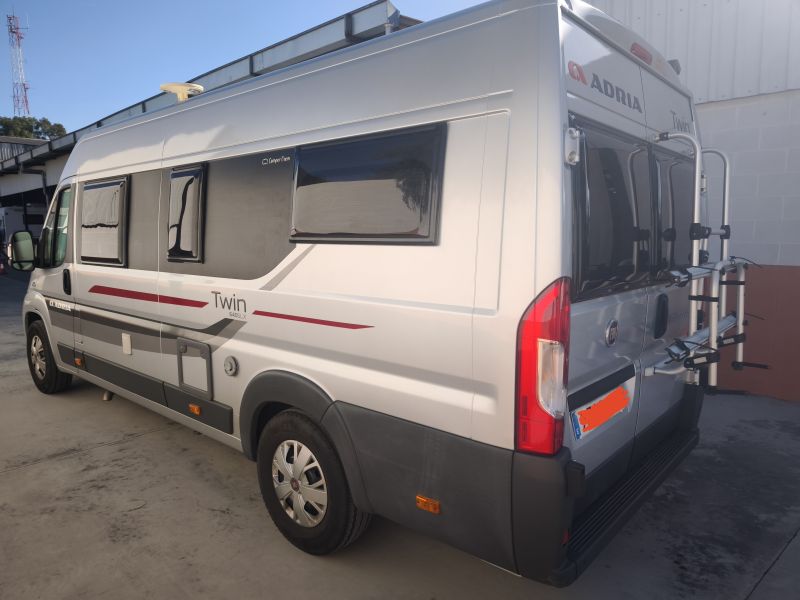 En venta Adria Twin 640 SLX Gris 2018 Sevilla foto 2