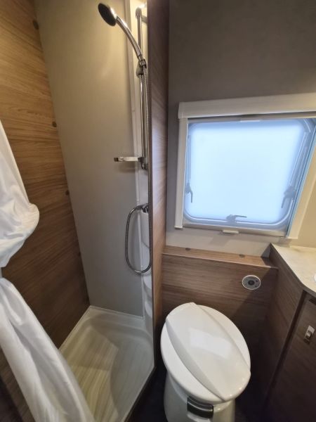 En venta Knaus Sport KD 500 e-power Blanco 2023 Madrid foto 18