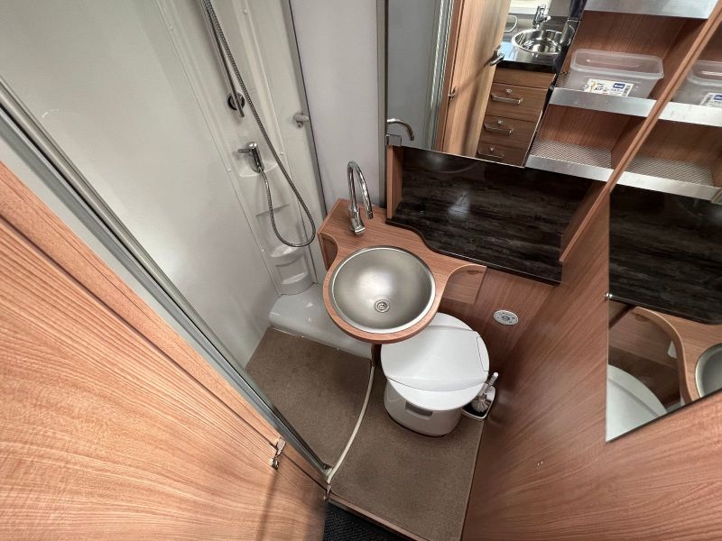 En venta Knaus Sky I 650 LEG  Blanco 2012 Madrid foto 9