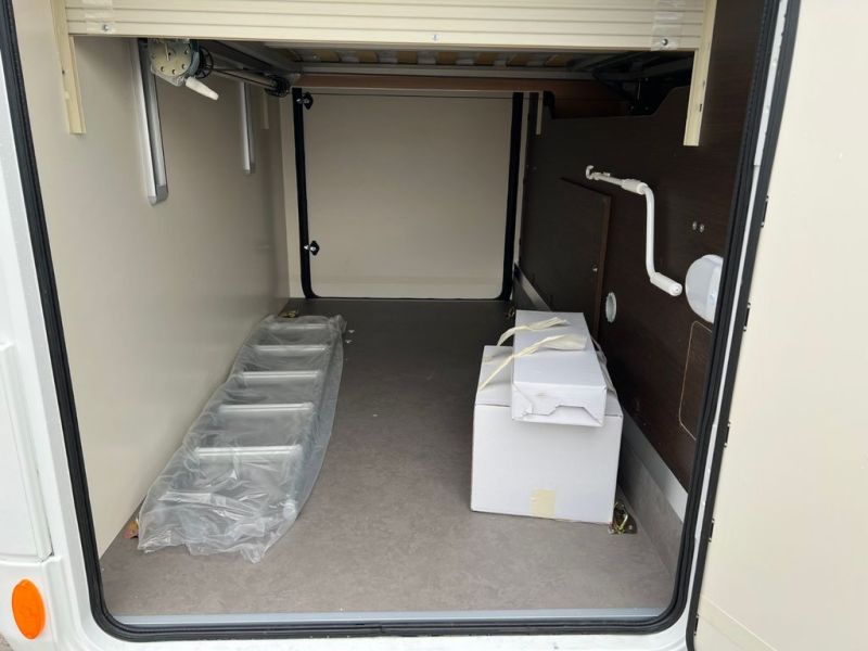 En venta McLouis MC 4 281 Blanco 2022 Madrid foto 9