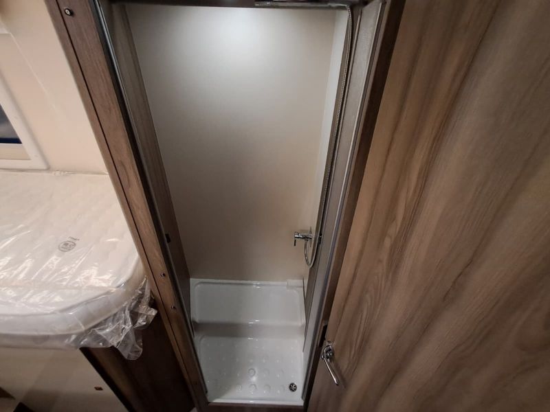 En venta Roller Team ROLLER TEAM FORD KRONOS 284 TL OPEN AIR 165 Blanco 2026 Barcelona foto 17