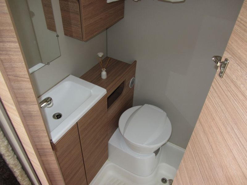 En venta Weinsberg Caraone 390 Blanco 2022 Sevilla foto 8