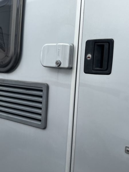 En venta Hymer / Eriba / Hymercar Camp Classic 644 Metálico 2006 Sevilla foto 16